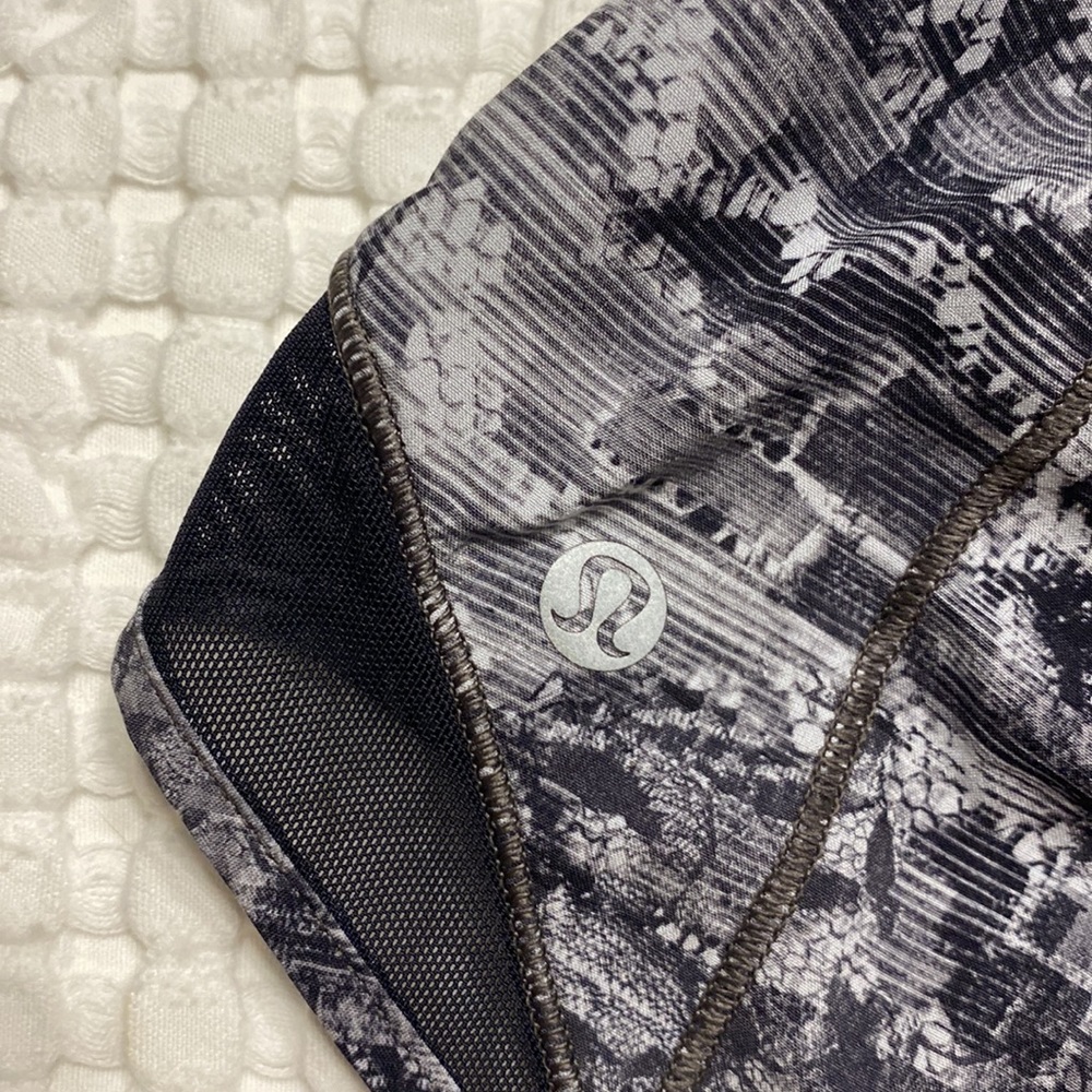 Lululemon Hotty Hot Short II *2.5" - Picture 3 of 4
